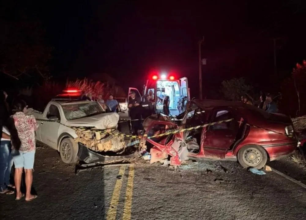 Colisão frontal entre dois carros deixa motorista gravemente ferido