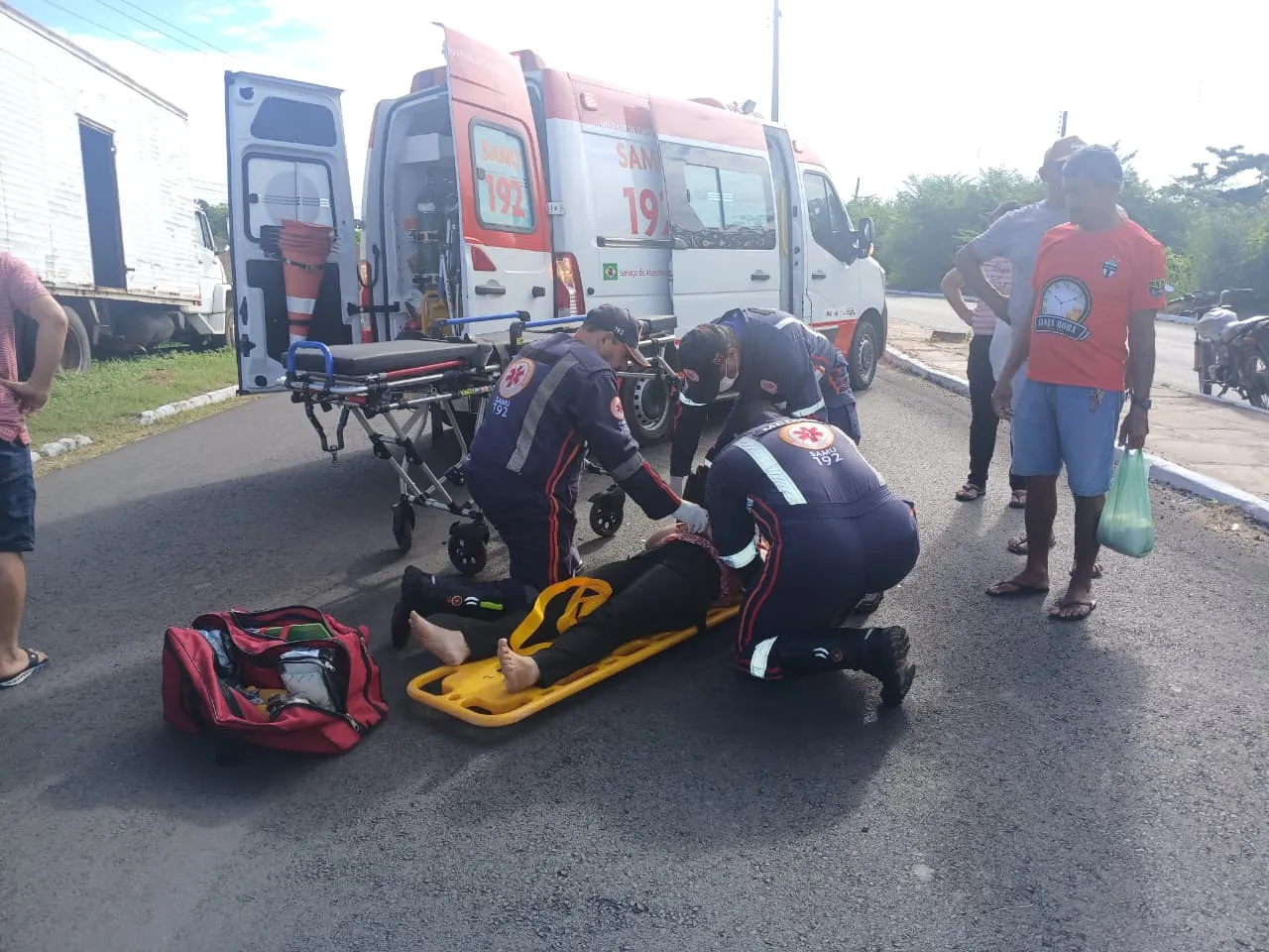Mulher é socorrida pelo SAMU após acidente de motocicleta em Piripiri