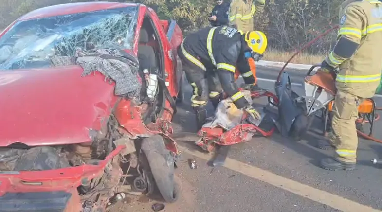 Motorista fica preso às ferragens após colisão entre picape e caminhão