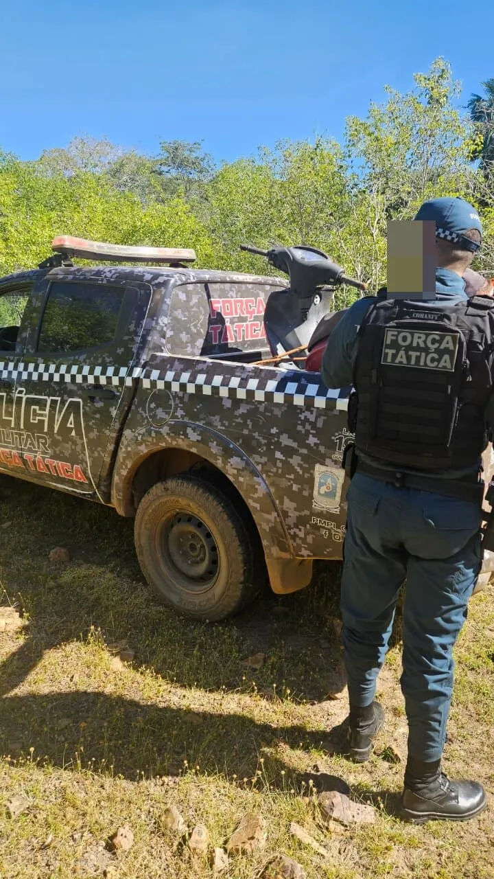 Força Tática recupera moto com registro de roubo em área de mata 