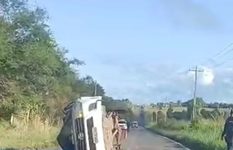 Colisão entre duas caminhonetes na BR-222 deixa feridos 