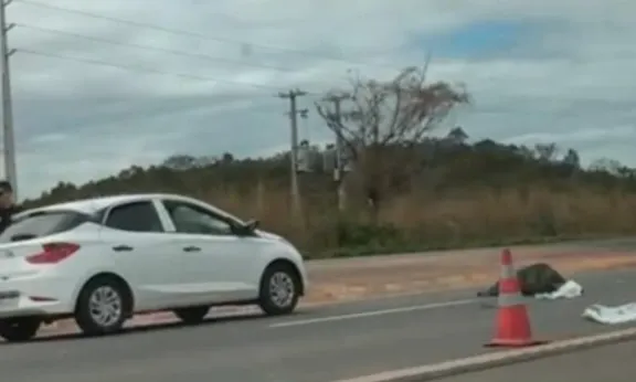 Acidente entre carro e bicicleta mata ciclista na BR-343