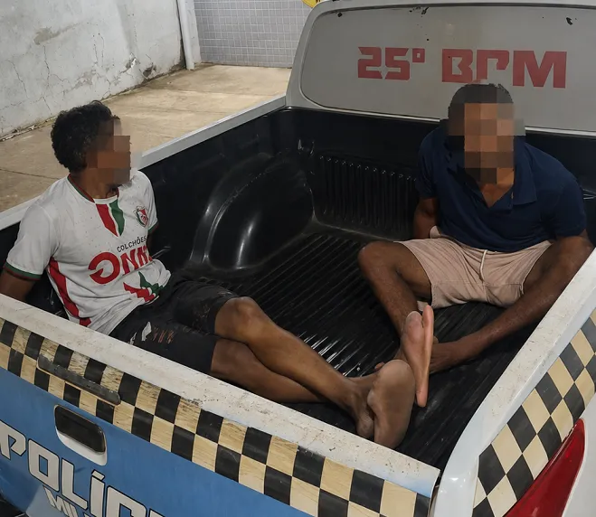 PM prende dupla com armas de fogo e motocicleta roubada em Batalha