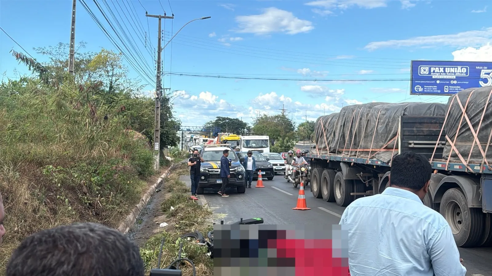 Homem morre atropelado por carreta após cair de moto no Piauí