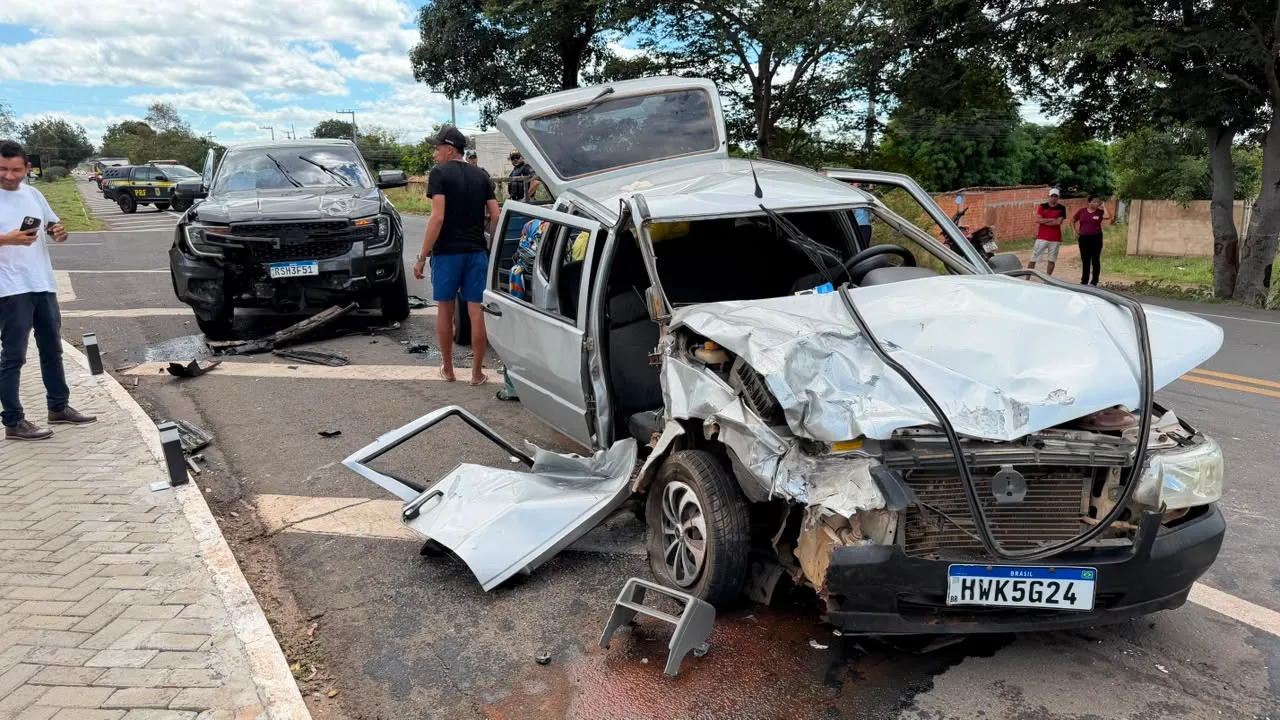 Colisão entre dois carros deixa duas pessoas feridas na BR-343, em Piripiri