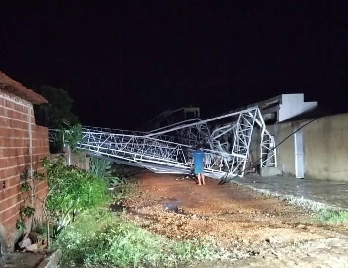 Chuva e ventania provocam transtornos e danos em Capitão de Campos