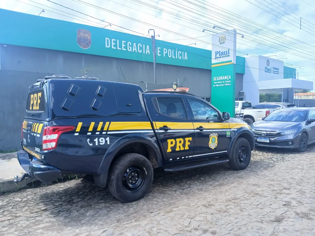 PRF cumpre mandado de prisão por tráfico de drogas na BR-343, em Piripiri
