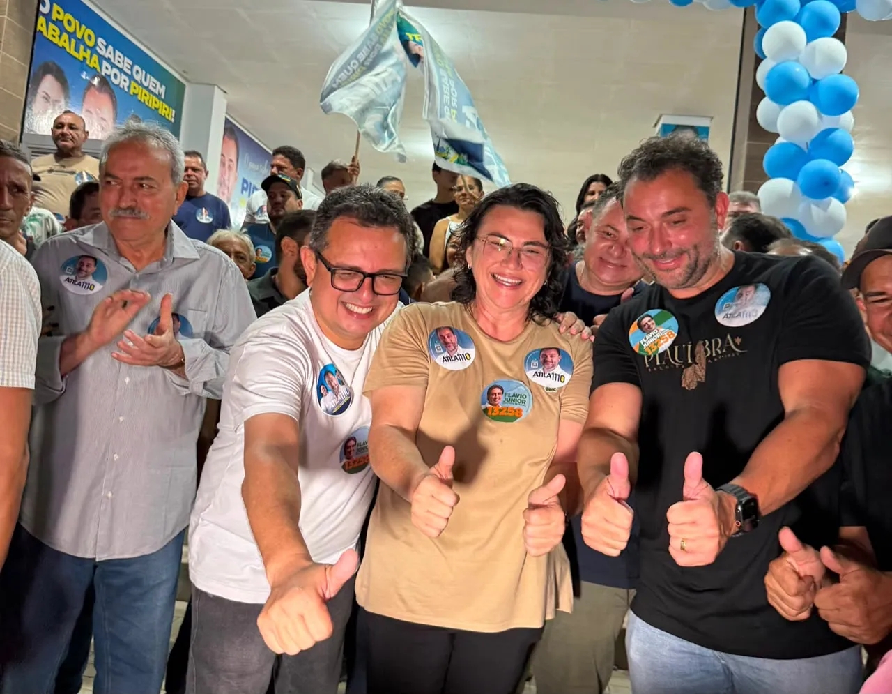 Átila Lira inaugura comitê em Piripiri ao lado de lideranças políticas