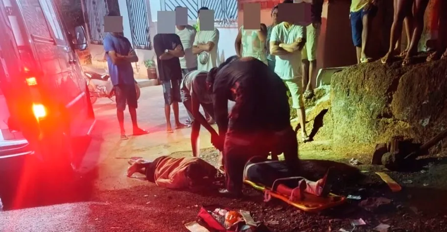 Colisão entre carro e moto deixa casal ferido