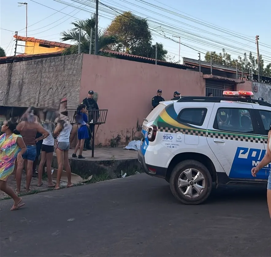 Mulher é morta a tiros e cai em calçada no Piauí