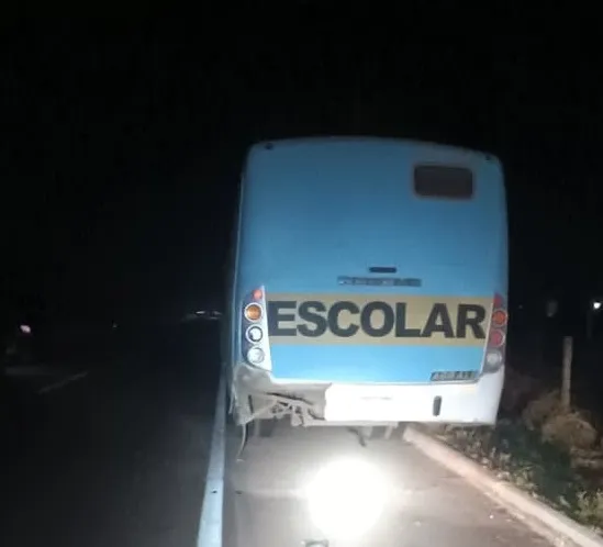 Motociclista morre após colidir com micro-ônibus em rodovia no Piauí