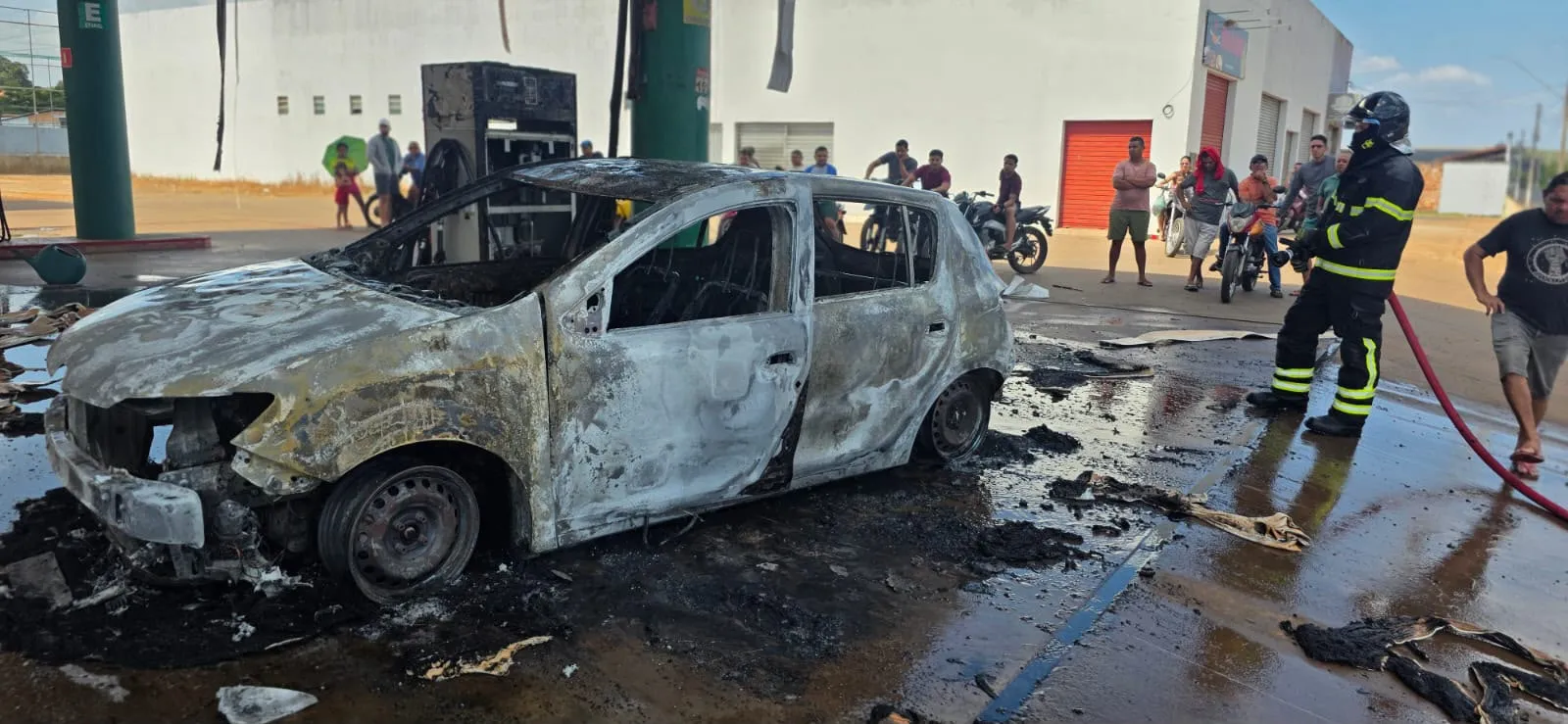 Bombeiros controlam incêndio em carro durante abastecimento em posto