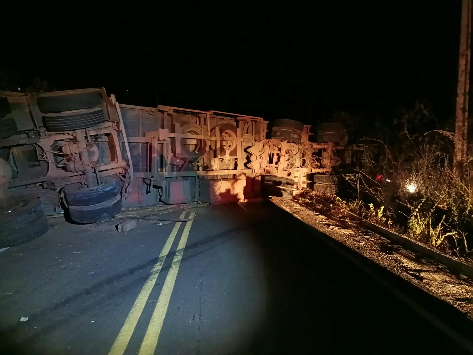 Carreta carregada de madeira tomba entre Piripiri e Lagoa de São Francisco