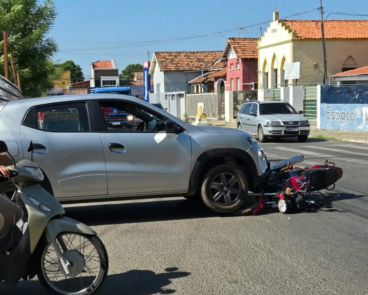 Colisão entre carro e motocicleta deixa homem ferido no Centro de Piripiri