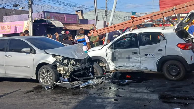 Motorista fica preso às ferragens após colisão de veículos no PI