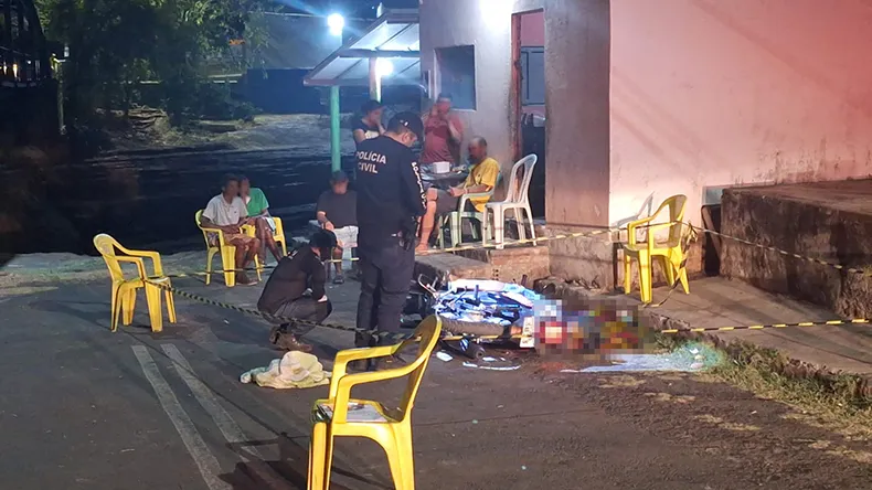 Homem é morto a tiros enquanto estava em moto e outro é baleado no PI