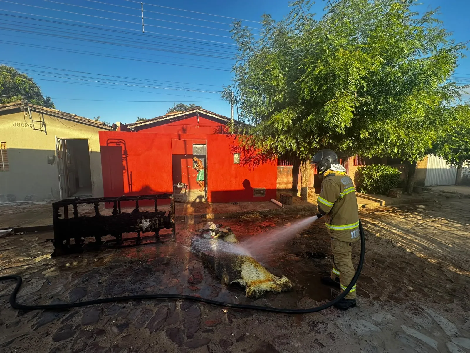 Corpo de Bombeiros combate incêndio em residência no município de Piripiri