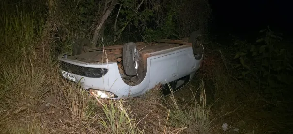Carro capota após colisão na BR-343 entre Piripiri e Campo Maior