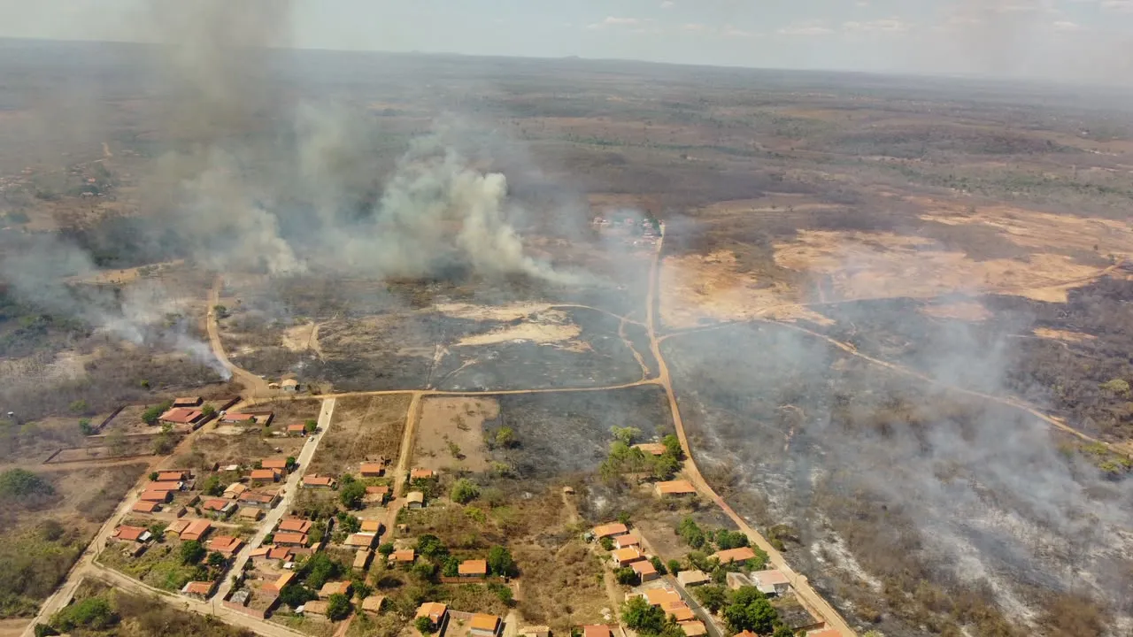 Incêndio de grandes proporções assusta moradores em São José do Divino