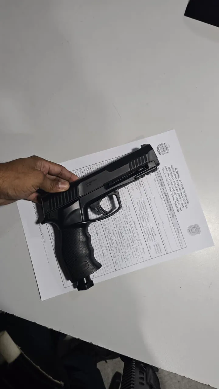 Polícia Militar conduz homem suspeito de ameaçar pessoas com arma de pressão