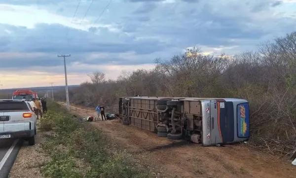 Ônibus com dez passageiros tomba e deixa uma pessoa ferida no Piauí