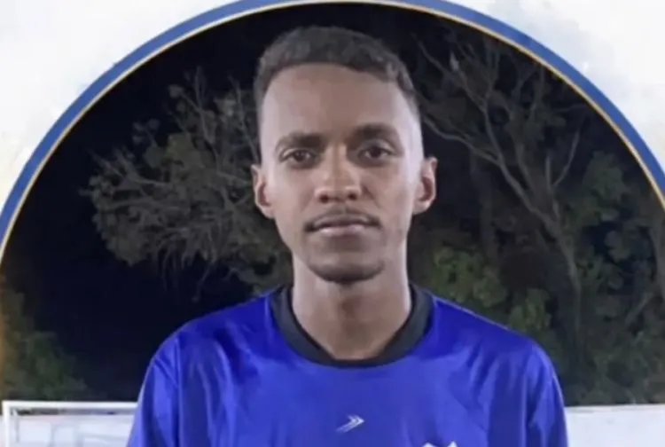 Jovem morre após colidir moto contra vaca 