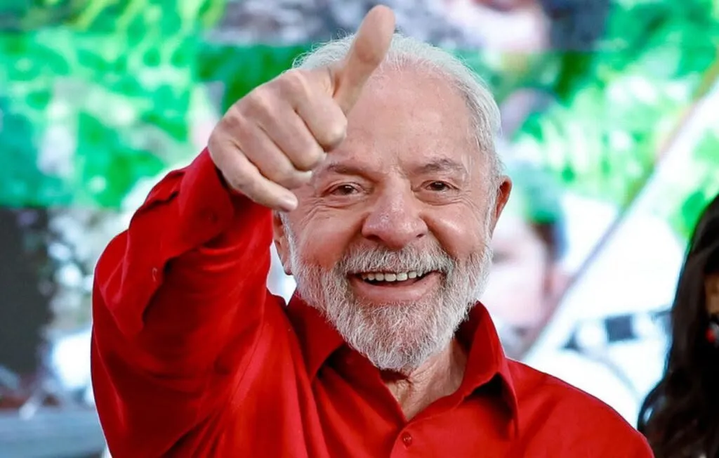 Lula é reeleito presidente do Brasil para mais quatro anos de mandato